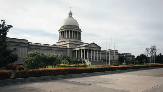 Arkansas lawsuit against Roblox and Discord: a domed state capitol on an overcast morning